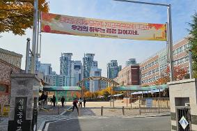 25년 학교정문(가을)